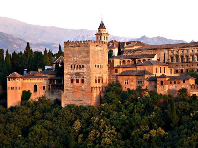 अलहम्ब्रा- स्पेन में स्थित अलहम्ब्रा नामक जगह प्यार करने वालों के लिए सबसे खुबसूरत जगह है. जहां आप खुद को प्रकृति के बहुत करीब महसूस कर सकते हैं. वहीं बार्सिलोना के मैड्रिड से ट्रेन में भी घूमने का मजा ले सकते हैं.