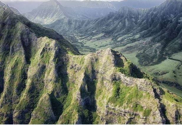 हवाई- अमेरिका का एक शहर हवाई ऐसी जगह है जो आपके रोमांस के मूड को यूं ही दोगुना कर देगा. प्राकृतिक खूबसूरती से घिरा ये शहर हर जोड़े के लिए परफेक्ट जगह है. यहां आप ना सिर्फ एडवेंचर का मजा ले सकते हैं बल्कि सीनिक ब्यूटी भी देख सकते हैं.