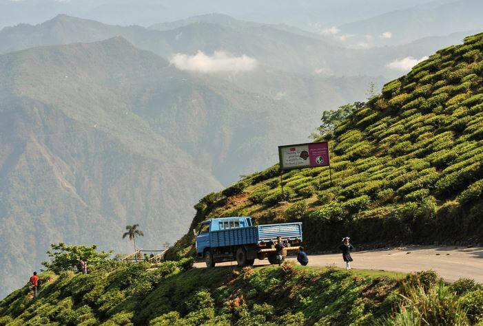 दार्जिलिंग- दार्जिलिंग एक हिल स्टेशन है. ऐसा कहा जाता है कि हिल स्टेशन जाना हो तो दार्जिलिंग से अच्छा हिल स्टेशन कोई नहीं है. यहां की हवा, पहाड़ और मौसम इसको सबसे अलग बनाता है. इसकी सादगी और मासूमियत कुछ रोमांटिक पहलुओं में से एक है. यही वजह है कि आप अपे लवर के साथ कुछ दिन यहां बिता सकते है. 