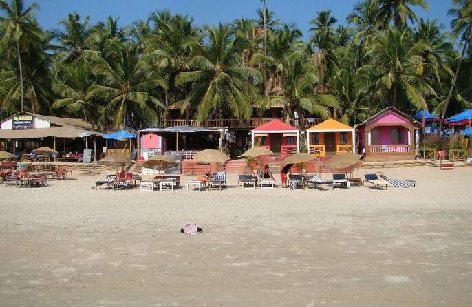 गोवा- गोवा को भारत के सबसे बेहतरीन हनीमून डेस्टिनेशन में से एक में गिना जाता है. जिसकी खास वजह हैं यहां के बीच. यहां कई बीच हैं जैसे की अंजुना बाच, बागा बीच, कैलेंगुट बीच, मीरामार बीच, सिंकेरियन बीच. गोवा में आप एक बेहतरीन रोमांटिक डिनर प्लान कर सकते हैं. 