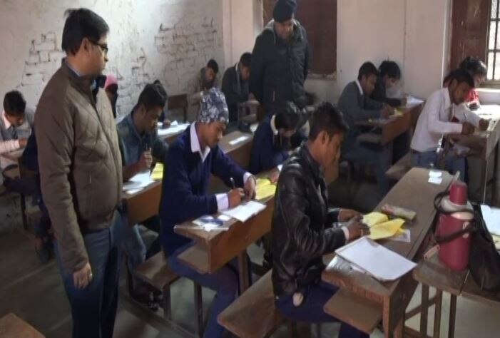 UP Board Examination: Around Two lakh students were absent from center यूपी बोर्ड परीक्षा: सख्ती की वजह से एग्जाम से गायब रहे पौने दो लाख स्टूडेंट्स