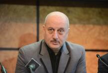 मेट्रो में सफर करने पहुंचे अनुपम खेर ने कर दी ये गलती, सोशल मीडिया पर हो गए ट्रोल