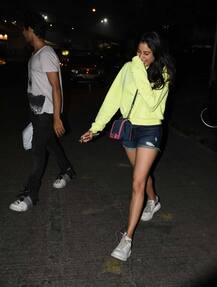 ईशान खट्टर के साथ डिनर करने पहुंची जाह्नवी कपूर, कैमरे से बच के निकलती दिखीं