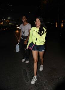 ईशान खट्टर के साथ डिनर करने पहुंची जाह्नवी कपूर, कैमरे से बच के निकलती दिखीं