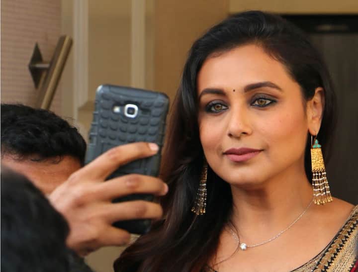 इस फिल्म को सिद्धार्थ पी मल्होत्रा डायरेक्ट कर रहे हैं और मनीष शर्मा प्रोड्यूस कर रहे हैं. यशराज बैनर तले बन रही ये तीसरी फिल्म है जिसे मनीष प्रोड्यूस कर रहे हैं. इससे पहले मनीष फिल्म ‘दम लगा के हईशा’ और ‘मेरी प्यारी बिंदू’ को प्रोड्यूस कर चुके है.