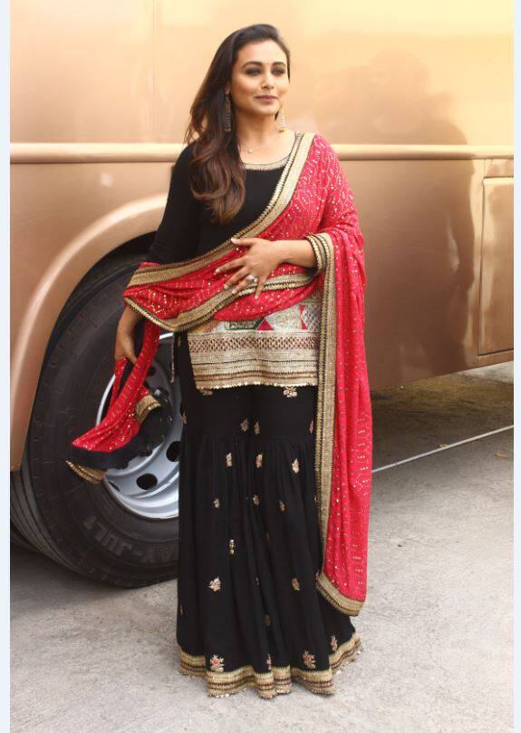 इस फिल्म के ट्रेलर लॉन्च पर रानी मुखर्जी ने कहा कि शादीशुदा अभिनेत्रियों के बारे में समाज को अपनी सोच बदलने की जरूरत है. रानी ने कहा, ‘‘ वक्त बदल रहा है. पश्चिम में इस तरह का भेदभाव कभी नहीं होता है. उन्हें इससे कोई फर्क नहीं पड़ता है लेकिन यहां हमें पड़ता है. अगर हम इस पर काम करें तो यह दूर होगा. यह लोगों की मानसिकता पर है.’’