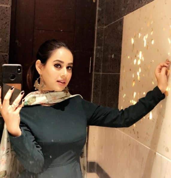 सुनंदा एक सिंगर भी हैं. पंजाब की रहने वाली जबराट कुड़ी सुनंदा शर्मा ने कई पंजाबी गानों को अपनी आवाज दी हैं.