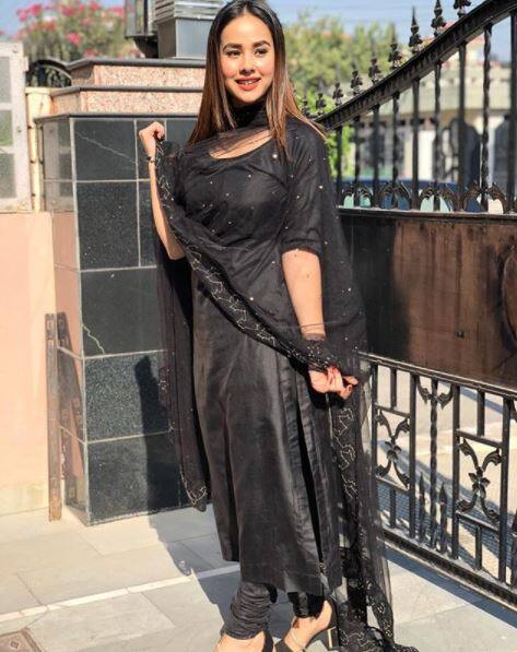 देखने वाली बात ये है सुनंदा की अधिकतर तस्वीरें पंजाबी सूट में हैं.