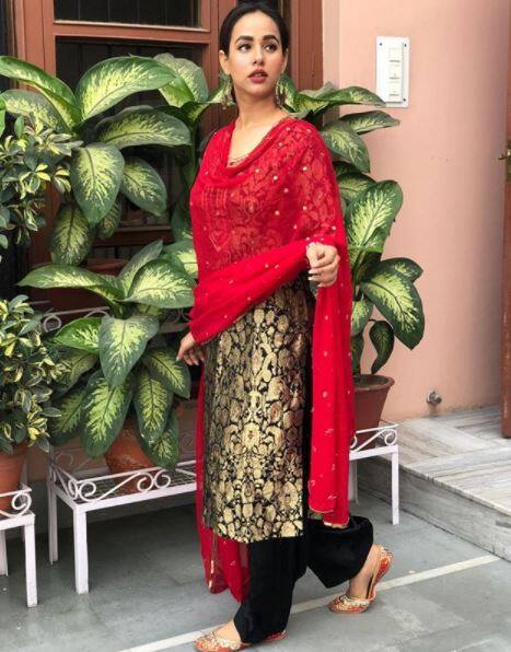 ब्लैक एंड रेड सूट में सुनंदा शर्मा एक दम जबरदस्त पंजाबी कुड़ी लग रही हैं.