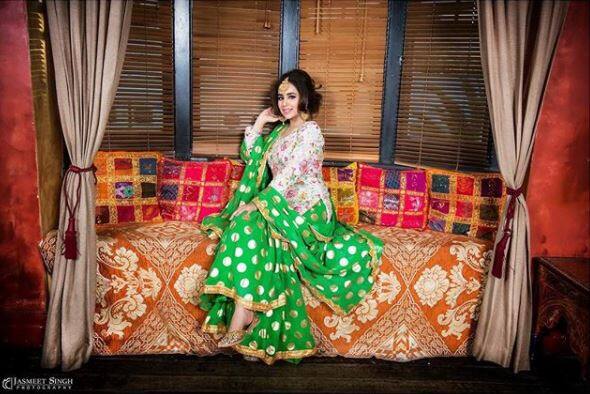 पंजाब के गुरदासपुर में 30 जनवरी 1992 को जन्‍मी सुनंदा मूल रूप से पंजाबी फिल्‍मों के लिए गाती हैं. लेकिन पिछले दो वर्षों में इनके कुछ सिंगल्‍स भी जबरदस्‍त हिट हुए हैं.