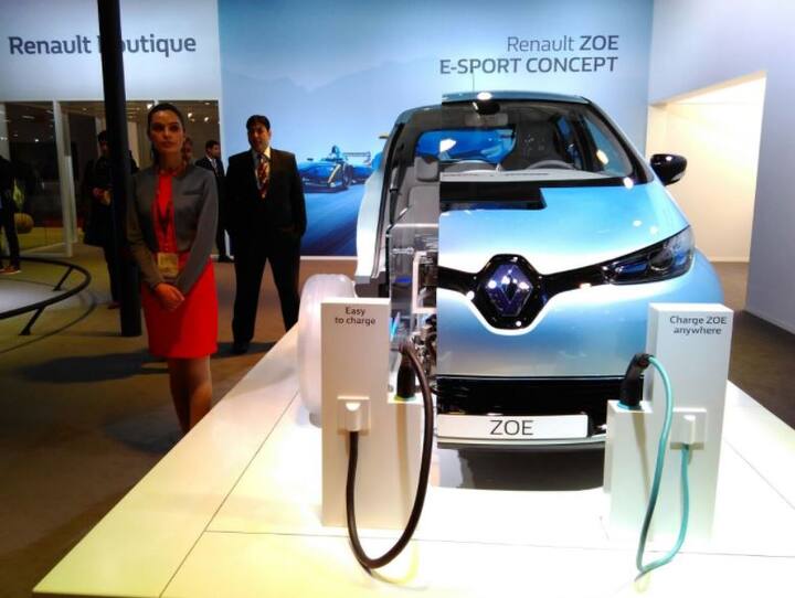 ऑटो मेकर रेनॉल्ट ने ऑटो एक्सपो में अपनी Zoe कार पेश की है. रेनॉल्ट की यह इलेक्ट्रिक कार पहले से ही यूरोप में बिक्री के लिए उपलब्ध है. Zoe को पेश करते हुए रेनॉल्ट ने दावा किया है कि यह कार एक बार फुल चार्ज होने पर 399 किलोमीटर का सफर तय कर सकती है.