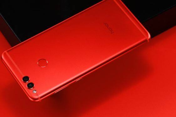 Honor 7X Red:इसमें 5.9 इंच का 18:9 अस्पेक्ट रेशियो वाला एज-टू-एज डिस्प्ले दिया गया है. 2.36GHz+1.7GHz Kirin 659 ऑक्टा कोर प्रोसेसर दिया गया है. इसके साथ ही चार जीबी की रैम दी गई है. प्राइमरी सेंसर 16 मेगापिक्सल का और डेप्थ सेंसर 2 मेगापिक्सल का डुअल रियर कैमर दिया गया है. फ्रंट कैमरा 8 मेगापिक्सल का दिया गया है. कीमत-12,999 रुपये
