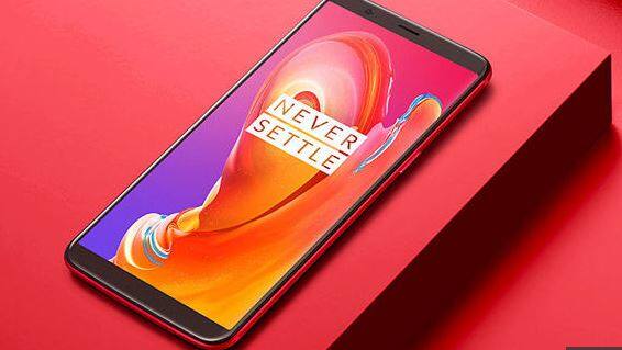Oneplus 5T Red:वनप्लस 5T में 6.1 इंच का एचडी डिस्प्ले दिया गया है जो 18.9 असपेक्ट रेशियो के साथ आता है. 2.45GHz ओक्टा कोर स्नैपड्रैगन 835 प्रोसेसर दिया गया है और 8 जीबी रैम होगी. प्राइमरी सेंसर 16 मेगापिक्सल का है, साथ ही सेकेंडरी कैमरा 20 मेगापिक्सल का दिया गया है. कीमत-37,999 रुपये