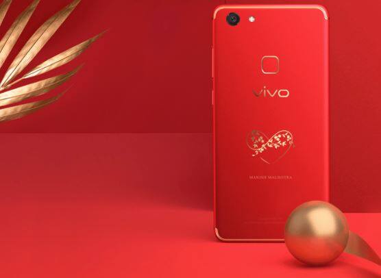 Vivo V7+ Red: वेलेंटाइन डे के मौके पर वीवो ने भी V7+ स्मार्टफोन का रेड लकलर वेरिएंट उतारा है. इसमें 5.99 फुल व्यू डिस्प्ले दिया गया है.स्नैपड्रैगन 450 प्रोसेसर के साथ 4 जीबी रैम दी गई है. 16 मेगापिक्सल का रियर कैमरा और 24MP का फ्रंट कैमरा दिया है. कीमत-22,990 रुपये