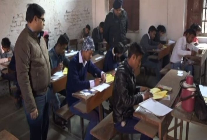 UP Board Examination: More than 5 lakhs students were abset on 2nd day UP Board Exams: नकल पर सख्ती की वजह से दूसरे दिन 5 लाख से ज्यादा छात्रों ने छोड़ी परीक्षा