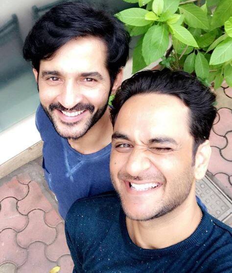  बिग बॉस 11 से बाहर होने के बाद हितेन तेजवानी पहली बार किसी कंटेस्टेंट से मिलने पहुंचे. विकास गुप्ता और हितेन तेजवानी ने अपनी मुलाकात की तस्वीरों को इंस्टाग्राम पर शेयर किया है.