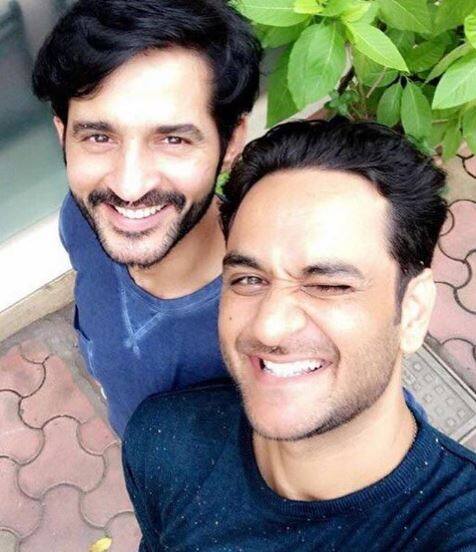  बिग बॉस के घर में विकास गुप्ता और हितेन तेजवानी हर वक्त एक दूसरे का साथ देते थे. जब हितेन के बेघर होने का समय था तब भी विकास गुप्ता ने प्रियांक गुप्ता की बजाए उनका ही साथ दिया था.