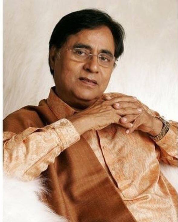 1990 के एक सड़क हादसे ने जगजीत सिंह की जिंदगी बिल्कुल बदल कर रख दी. इस साल एक सड़क हादसे में जगजीत सिंह और चित्रा के बेटे विवेक की मौत हो गई थी. इस हादसे के बाद ये कपल गहरे सदमे में चला गया था और जगजीत सिंह करीब 6 महीने के लिए खामोश हो गए थे.