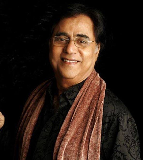 जगजीत सिंह संगीत की दुनिया में अपनी गायकी के ऐसे निशान छोड़ गए हैं जो सदियों तक मिट ना सकेंगे. जगजीत ने कई बड़े पुरस्कार जीते. साल 1998 में ‘मिर्जा गालिब’ में उनके शानदार काम के लिए उन्हें साहित्य एकेडमी अवॉर्ड से नवाजा गया. 2003 में उन्हें पद्म भूषण सम्मान मिला. राजस्थान सरकार ने साल 2012 में उन्हें मरणोपरांत राजस्थान रत्न से नवाजा. इसके अलावा 2014 में भारत सरकार ने जगजीत सिंह के सम्मान में डाक टिकट भी जारी किया. सभी फोटो (सोशल मीडिया)
