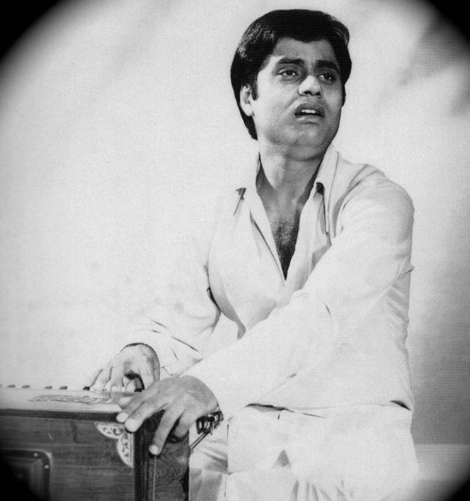 जगजीत सिंह ने अपनी पहली रिकॉर्डिंग जालंधर के ऑल इंडिया रेडियो स्टेशन में की थी. उस दौर में जगजीत सिंह साल में 6 बार ऑल इंडिया रेडियो के लिए लाइव प्रोग्राम किया करते थे. इसके बाद वो अपने इस पैशन को करियर में बदलने के लिए मुंबई निकल पड़े. इस दौर में वो अपनी जीविका कमाने के लिए शादियों में परफॉर्म करने के साथ वो विज्ञापनों के लिए जिंगल्स बनाया करते थे.