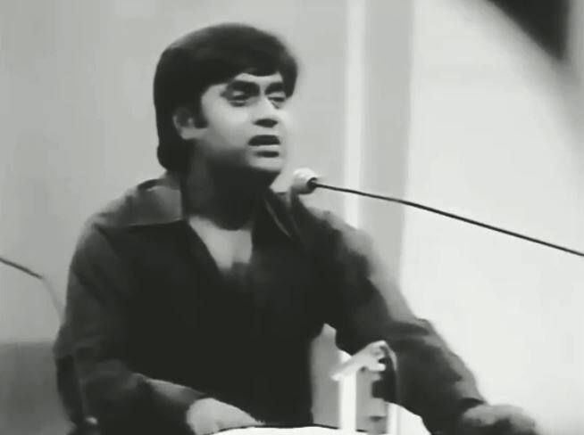 अपनी आवाज से देश और दुनिया को दीवाना बनाने वाले जगजीत सिंह के पिता उन्हें सिंगर नहीं बल्कि एक सरकार अफसर या फिर IAS अफसर बनाना चाहते थे. इसी सिलसिले में उन्होंने 1959 में जालंधर पढ़ाई के लिए भेजा था. हालांकि उस दौर में उनके हॉस्टल के कमरे में किताबों से ज्यादा म्यूजिकल इंस्ट्रूमेंट ज्यादा नजर आते हैं.