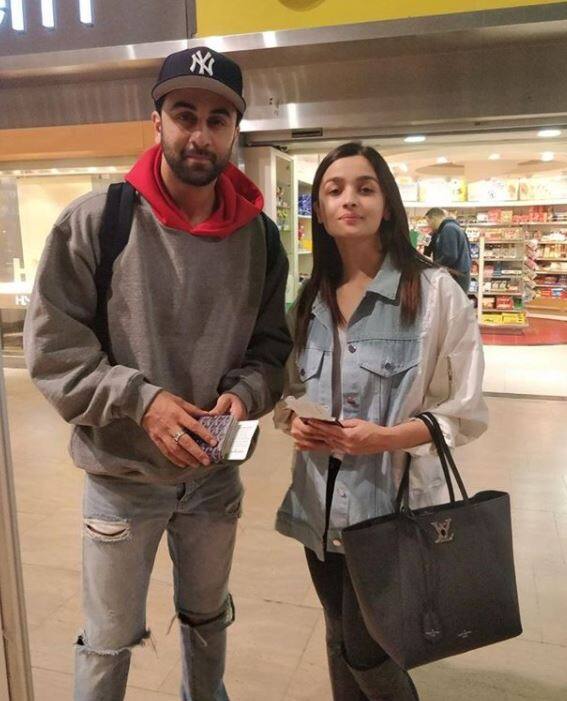 इनके बीच के अफेयर का दावा करने वाली रिपोर्ट्स का तर्क है कि एक तरफ रणबीर कैटरीना कैफ से अलग हो चुके हैं तो वहीं दूसरी ओर अब आलिया भट्ट और सिद्धार्थ मल्होत्रा का रिश्ता भी खत्म हो चुका है इसलिए अब दोनों सिंगल हैं और एक दूसरे के साथ करीब आ रहे हैं.