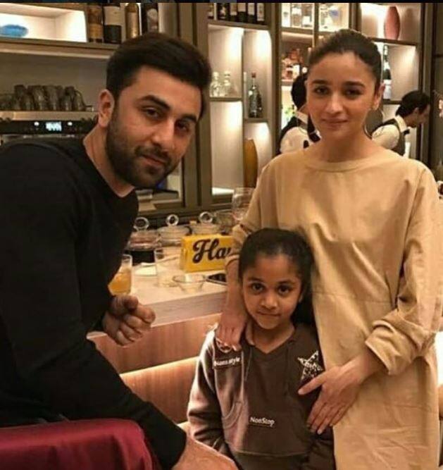 बता दें कि बॉलीवुड के चॉकलेट बॉय रणबीर कपूर ने साल 2007 से फिल्म सवारियां से करियर की शुरुआत की और अभिनेत्री आलिया भट्ट ने साल 2012 में स्टूडेंट ऑफ द ईयर से फिल्मों में कदम रखा. (सभी तस्वीरें सोशल मीडिया से ली गई हैं.)