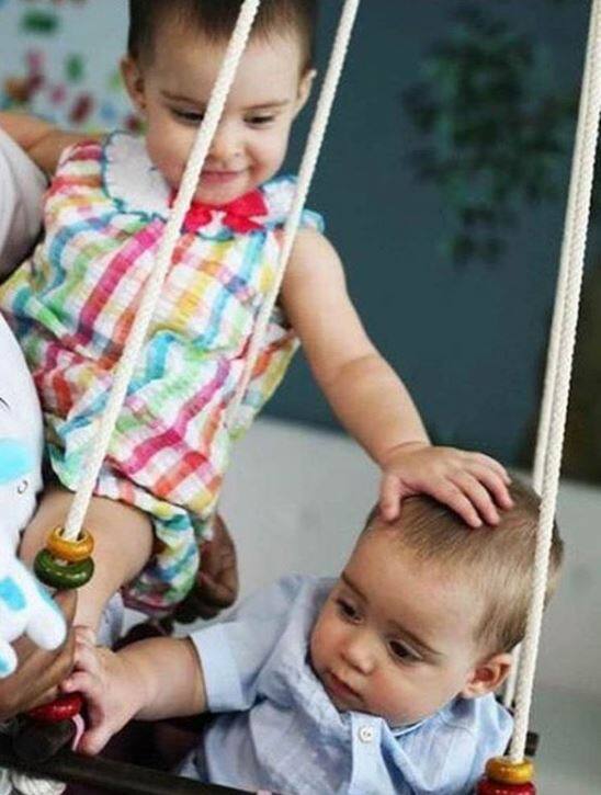 ये तस्वीर जिस समय करण ने शेयर की थी खूब वायरल हुई थी. करण ने इसके कैप्शन में लिखा था कि रूही अपने भाई यश का ध्यान रखते हुए. 