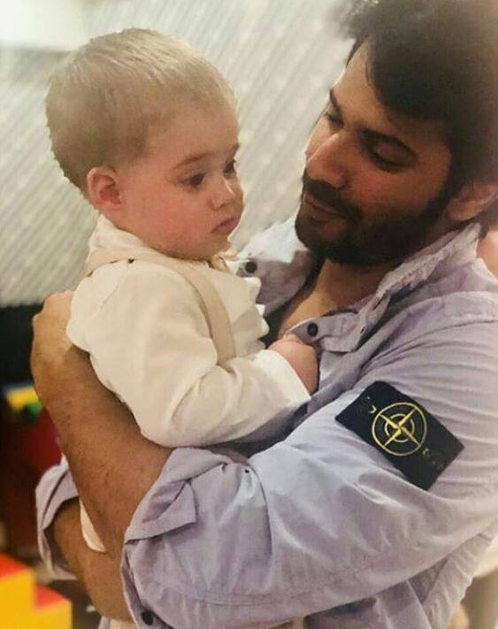 इस पार्टी में वरुण धवन, करण के बेटे के यश के साथ फोटो खिंचवाई और अपने इंस्टाग्राम पर शेयर की.