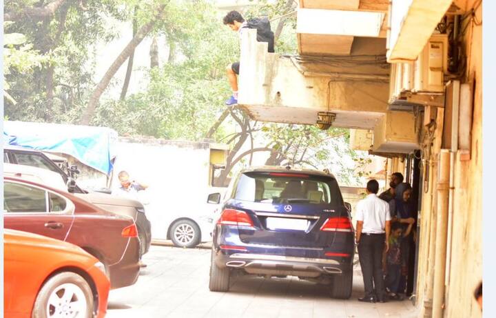 हाल ही में ईशान, जाह्नवी के जिम पहुंचे और उनके साथ आने के लिए ईशान ने पहली मंजिल से छलांग तक लगा दी. 