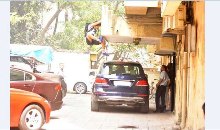 इन तस्वीरों में दोनों ने ट्रैक सूट पहने दिख रहे हैं और दोनों को एक साथ कार में जाते हुए देखा जा सकता है.