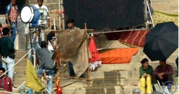 अंग्रेजी अखबार मुंबई मिरर के सूत्रों के मुताबिक, ‘मृणाल ठाकुर ने सुपर 30 की शूटिंग मंगलवार को 2 बजे से शुरू कर दी गई है. फिल्म का पहला सीन वाराणसी में गंगा तट पर फिल्माया गया. इसके बाद ऋतिक और मृणाल का एक सीन रामनगर किले में फिल्माया गया. जहां रामनगर किले का एक हिस्सा कोचिंग सेंटर में परिवर्तित किया गया है.’