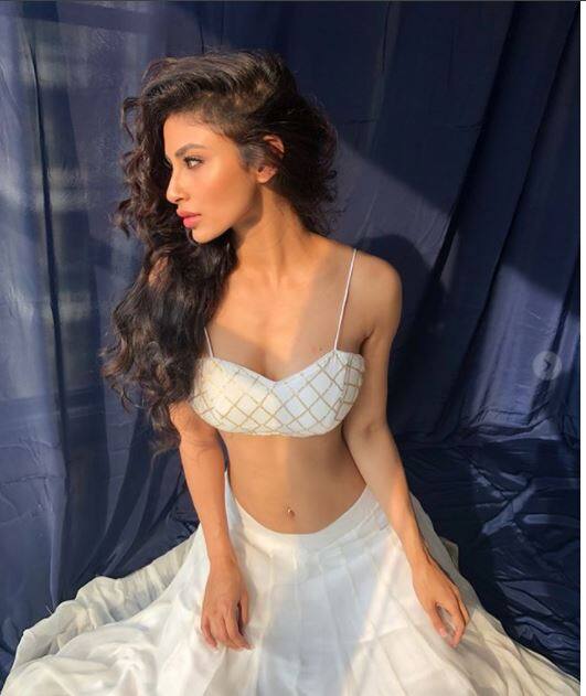 टीवी सीरियल 'नागिन' के किरदार से एक अलग पहचान बनाने वाली टीवी एक्ट्रेस मौनी रॉय ने इंस्टाग्राम पर नई तस्वीरों को शेयर किया है.