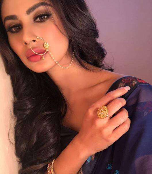 टीवी के अलावा मौनी रॉय के सोशल मीडिया पर भी काफी फैंस हैं. मौनी सोशल मीडिया पर काफी एक्टिव रहती हैं और अपनी तस्वीरों को इंस्टाग्राम पर शेयर करती रहती हैं.
