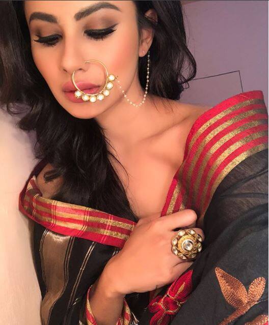 इंस्टाग्राम पर शेयर की हुई अपनी तस्वीरों में अभिनेत्री हमेशा की तरह बहुत ही ग्लैमरस नज़र आ रही हैं.