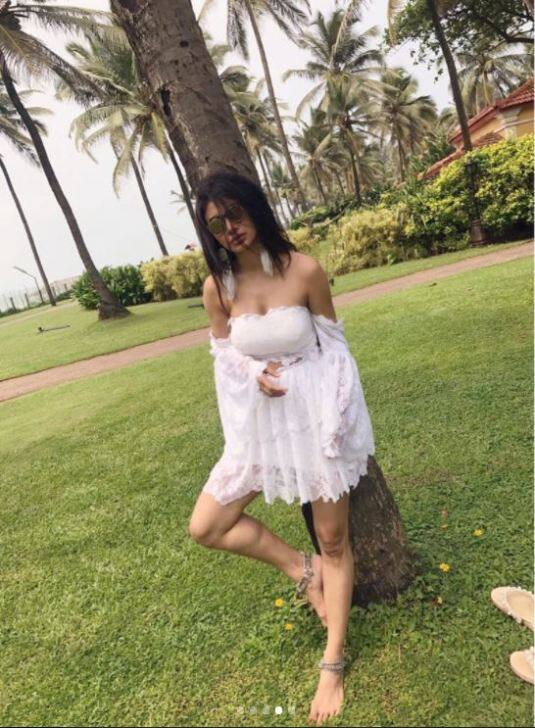 मौनी की सभी तस्वीरें इंस्टाग्राम से ली गई हैं.