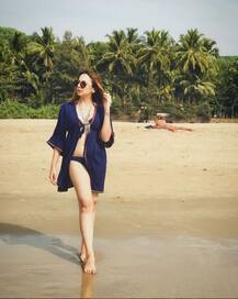 IN PICS: एक्स बिग बॉस कंटेस्टेंट नितिभा कौल बीच के किनारे कर रही हैं मस्ती