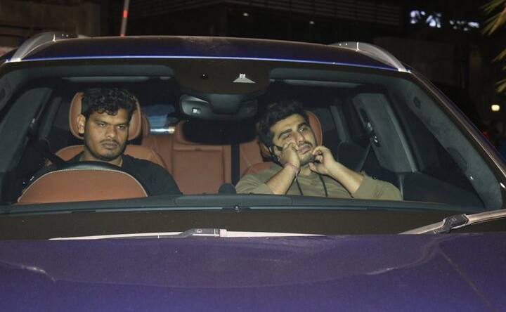 बॉलीवुड अभिनेता अर्जुन कपूर फिल्म देखने जाते हुए. (तस्वीर: मानव मंगलानी)