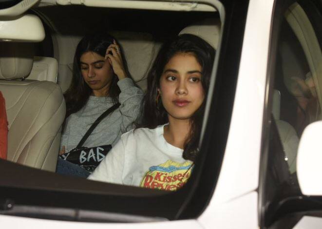 जाह्नवी कपूर भी मम्मी श्रीदेवी और बहन के साथ फिल्म देखने पहुंचीं. (तस्वीर: मानव मंगलानी)