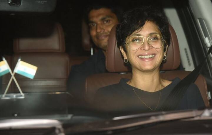 आमिर खान की पत्नी किरण राव फिल्म की स्पेशल स्क्रीनिंग में शामिल होने जाती हुई. 'पैडमैन' चैलेंज को पूरा करने वाले आमिर खान पहले बॉलीवुड स्टार थे. (तस्वीर: मानव मंगलानी)