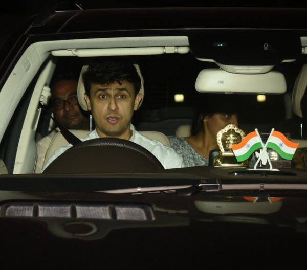 सिंगर सोनू निगम फिल्म की स्पेशल स्क्रीनिंग में शामिल होने जाते हुए. (तस्वीर: मानव मंगलानी)