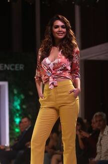  Photos: अली फजल के साथ रैंप पर ईशा गुप्ता ने बिखेरे जलवे, बेहद खास है ये अंदाज