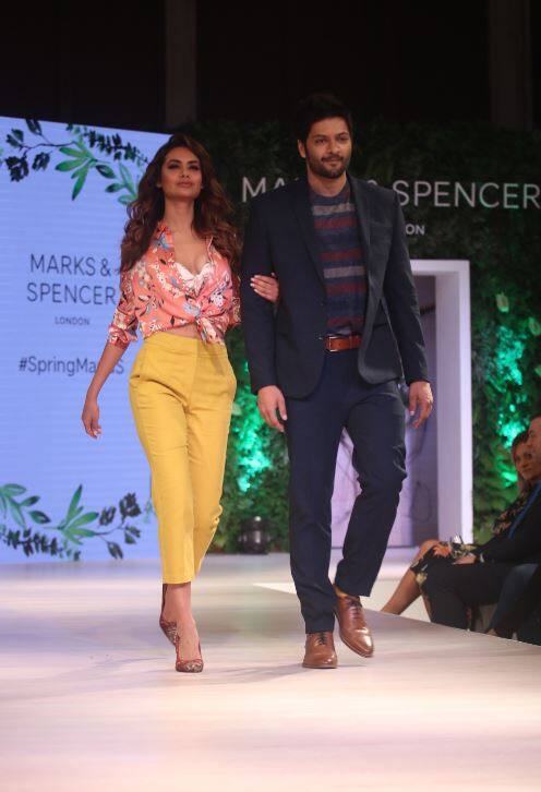 अली फजल के साथ रैंप वॉक करती ईशा गुप्ता. (तस्वीर: मानव मंगलानी)