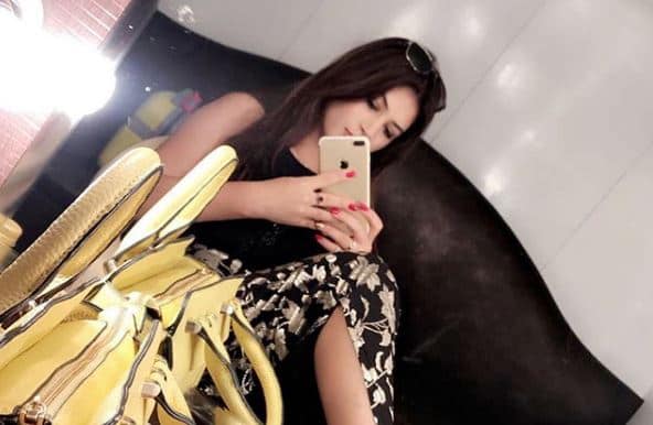  बंदगी कालरा का कहना है, ''मुझे समझ नहीं आता कि लोग मेरे पीछे क्यों पड़े हैं. मैं अपने घर पर ही हूं. मुझे नहीं मालूम कि लोगों के पास इस तरह की खबरें कहां से आती हैं.''