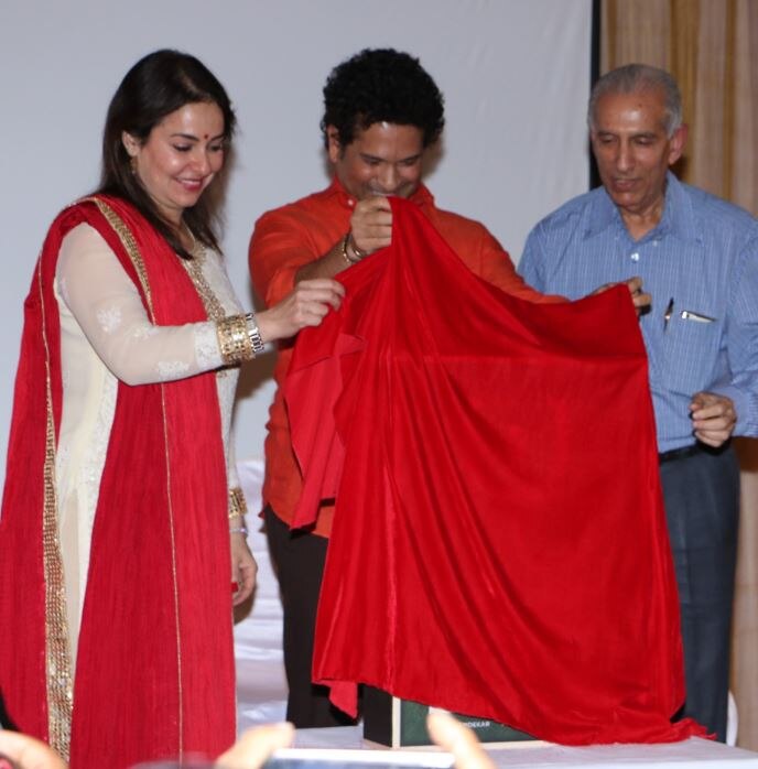 बता दें कि सचिन की पत्नी अंजलि ने डॉक्टर भी की पढ़ाई पूरी की है लेकिन शादी के बाद उन्हें प्रैक्टिस नहीं की और परीवार को ही अपना पूरा समय दिया. (तस्वीर: मानव मंगलानी)