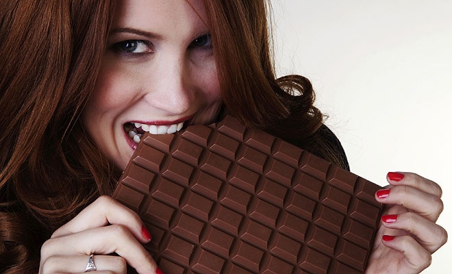 dark chocolate is good for your immune system डार्क चॉकलेट खाने से मजबूत हो सकता है इम्यून सिस्टम