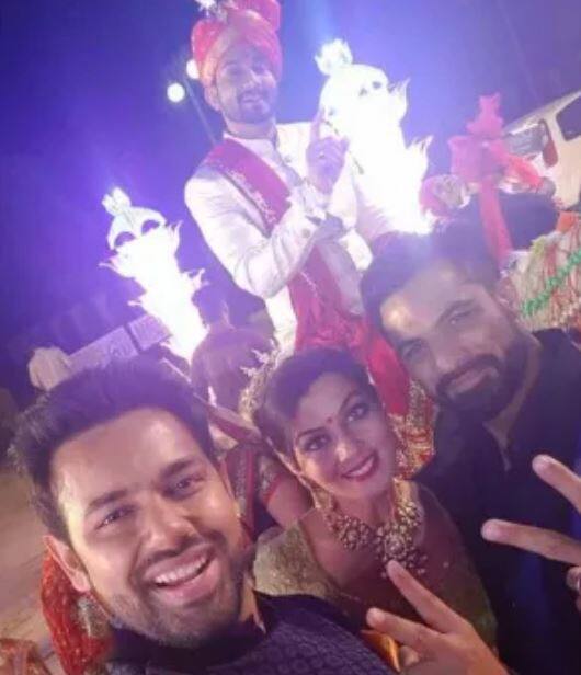  स्टार प्लस के मशहूर सीरियल 'ये है मोहब्बतें' से पहचान बनाने वाले विनीत कुमार ने अपनी गर्लफ्रेंड अभिलाषा से 4 फरवरी को जयपुर में शादी की.