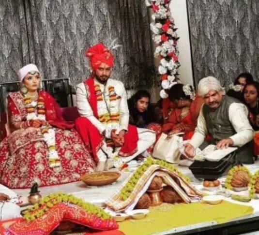  एंटरटेनमेंट पोर्टल बॉलीवुड लाइफ की रिपोर्ट के मुताबिक विनीत और अभिलाषा की शादी राजस्थानी रीति रिवाज से हुई. 