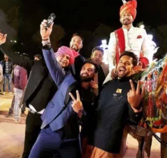  इतना ही नहीं मशहूर टीवी अभिनेता सौरभ पांडे भी विनित की शादी में पहुंचे. इसके अलावा में विनीत और अभिलाषा के रिश्तेदार मौजूद रहे.