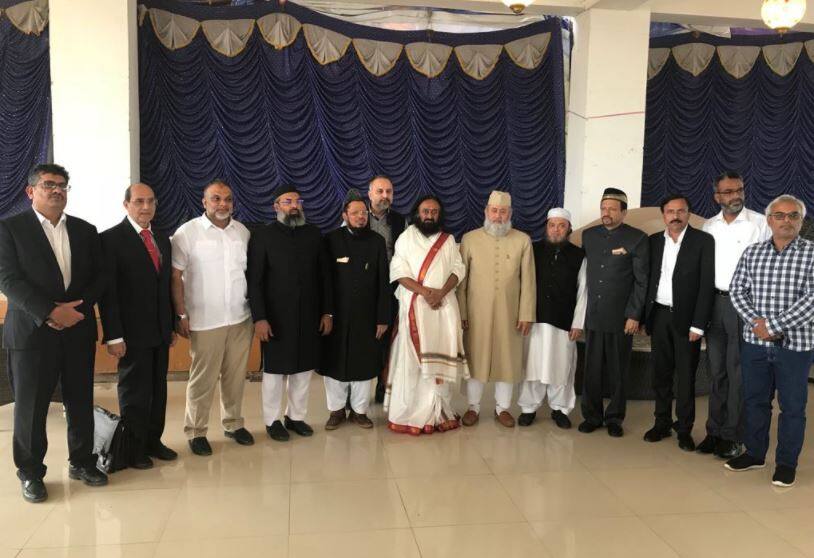 Sri Ravi Shankar meets Muslim Religious leaders; 3 new formulas introduced to solve Ram Mandir issue अयोध्या विवाद: मुस्लिम धर्म गुरुओं से मिले श्री श्री, विवादित जमीन पर राम मंदिर बनाने पर सहमति